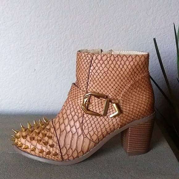 NWOB Liliana Steampunk Faux Snake Gold Spike Zip Ankle Boots. 7.5M - Picture 2 of 10